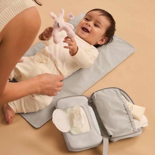 ergobaby-fasciatoio-portatile-2-in-1-con-custodia-cambia-pannolino-fuori-casa image 3