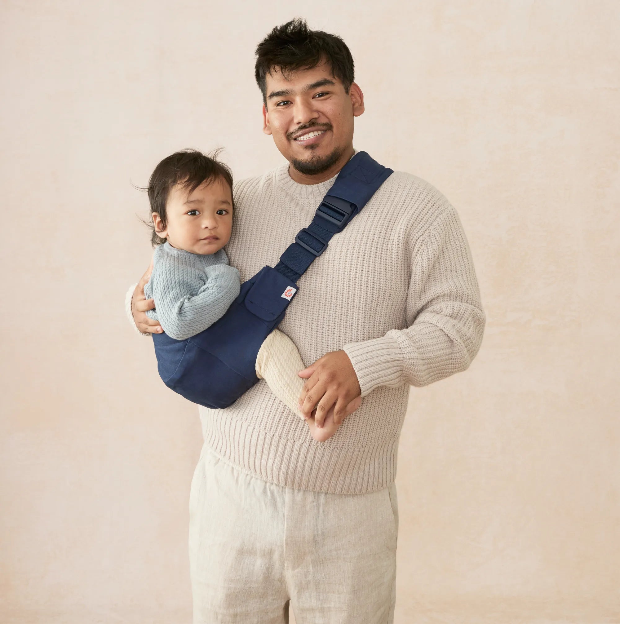 ergobaby-marsupio-a-fascia-upsie-sling-compatto-e-ergonomico-per-neonati-e-bambi image 2