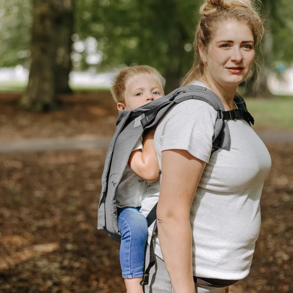 fidella-onbuhimo-back-carrier-toddler-chevron-grey-portabeb-a-zaino-in-cotone-bi image 1